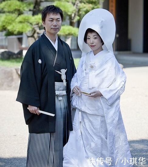 「婚纱」各国婚纱: 中国的“凤冠霞帔”太惊艳, 日韩婚纱长的一样还单调?