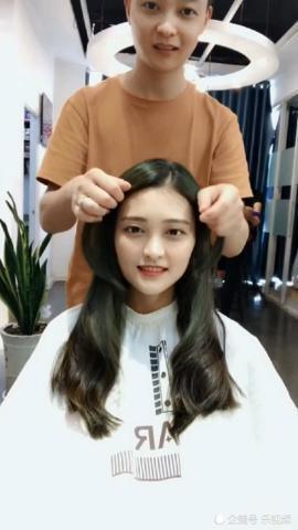 脸型微胖的小姑娘想改变一下自己的形象，剪了个网红刘海后美的让