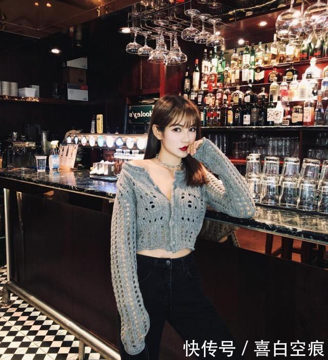 『姑娘』路人街拍,姑娘知性柔美,穿高腰的牛仔短裤,非常吸引人眼球