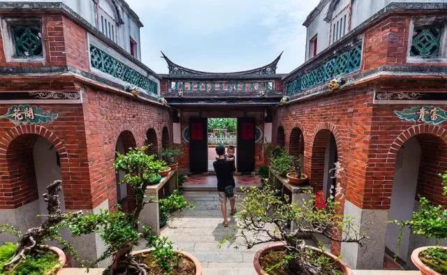 厦门对面有个百年古村，依山面海建了18栋红房子，竟还保存完好