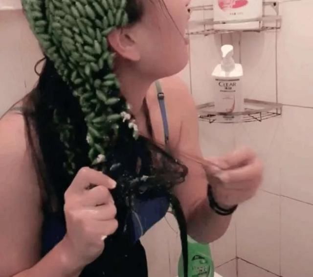 农村美女响应环保，用苍耳做了一身裙子，洗澡的时候却尴尬了