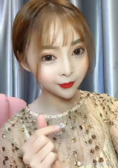 小姐姐自己在家剪刘海，刘海剪完下巴却歪了，网友：安排