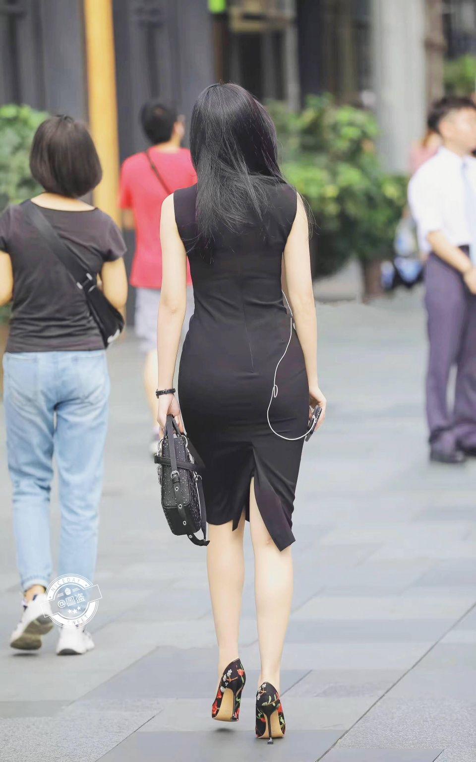 一点点街拍：美女姐姐穿黑色紧身连衣裙大秀S身材，花色鞋子不错