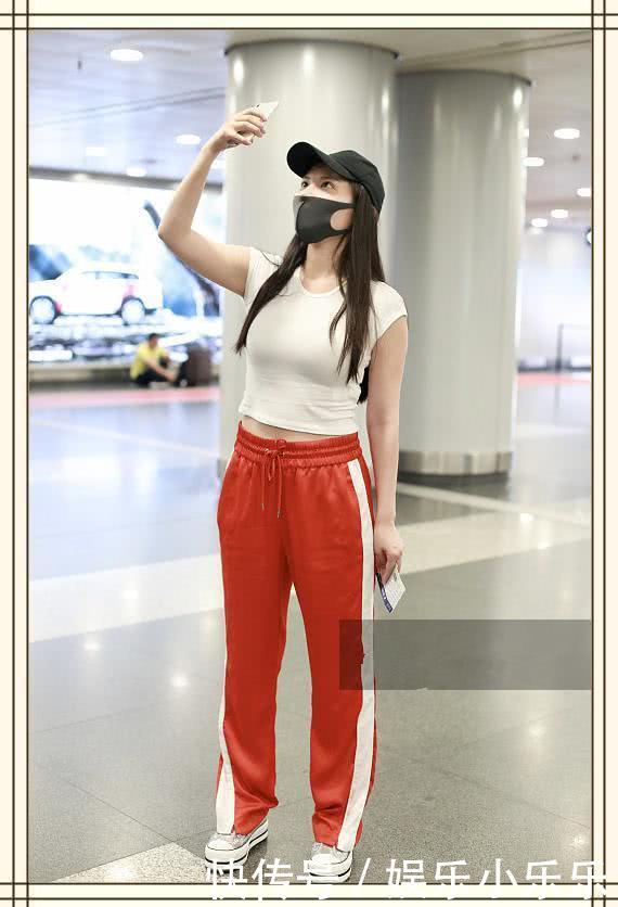 一直以为冉莹颖穿T恤衫无人能敌，但看到徐冬冬这效果，我沉默了