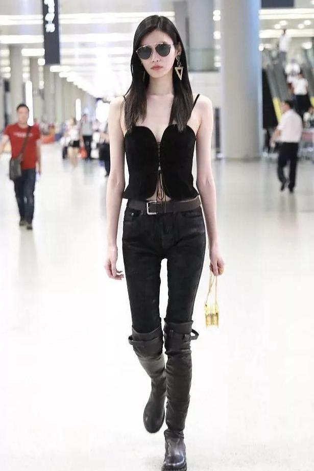 刘雯去T台走秀，奚梦瑶只能在机场走！一身打扮比T台穿的还大胆！