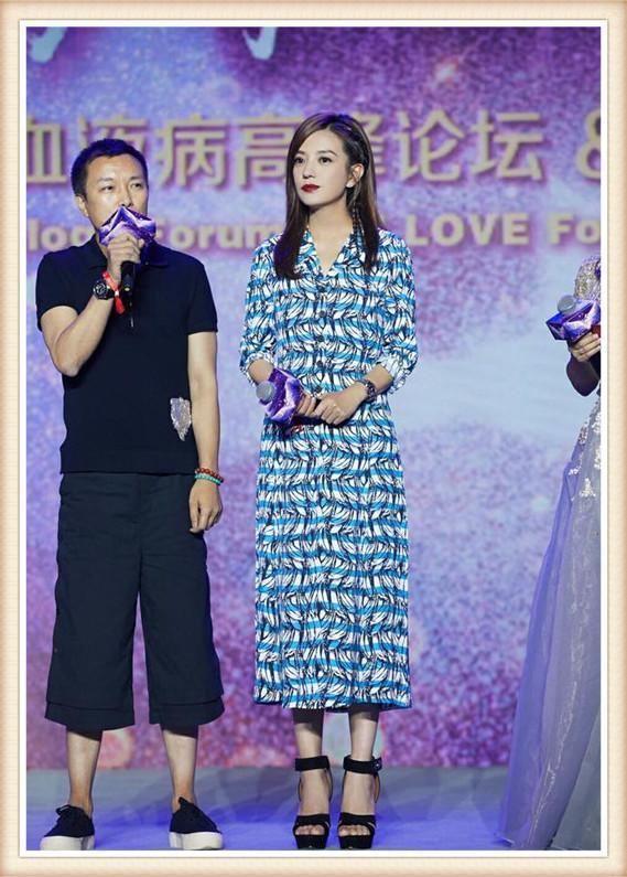 赵薇气质太强了！身穿红配绿竟然一点也不土气，网友：不服不行！