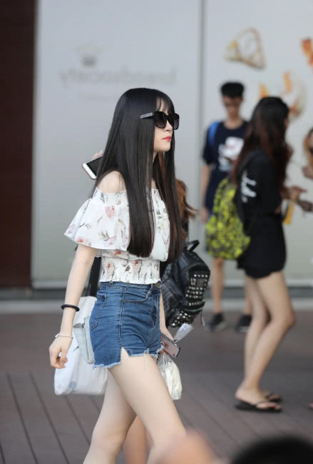 喜欢戴墨镜的小姐姐发现跟错了人，闺蜜在身后笑弯了腰，绝交吧