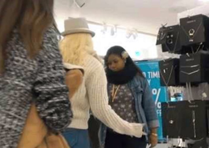 外国美女不穿裤子走在街头也没有引起注意只因她“穿”了一条假牛