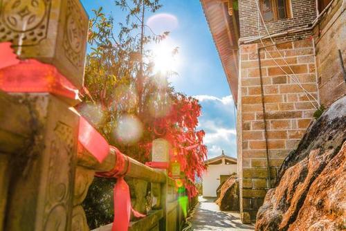 实拍腾冲云峰山九十度斜坡，海拔2445米有一口井水，科学无法解释