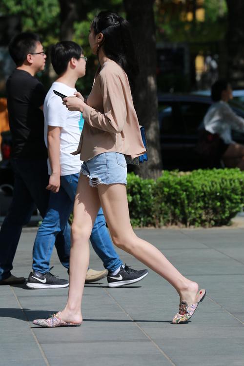 街拍：长腿姑娘抢镜，网友：求转头！