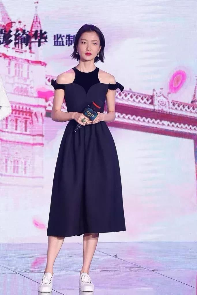 热巴缝深V领，杜鹃球鞋穿得有点皮!要嫁杰森哥的女人每一秒都美!