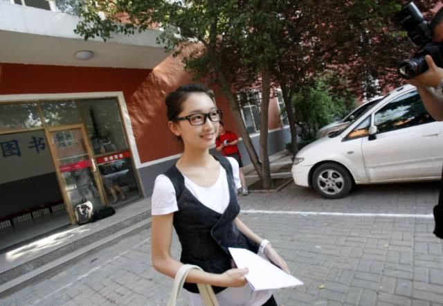 宋祖儿现身高考考场,眉头紧锁头发枯黄,周冬雨