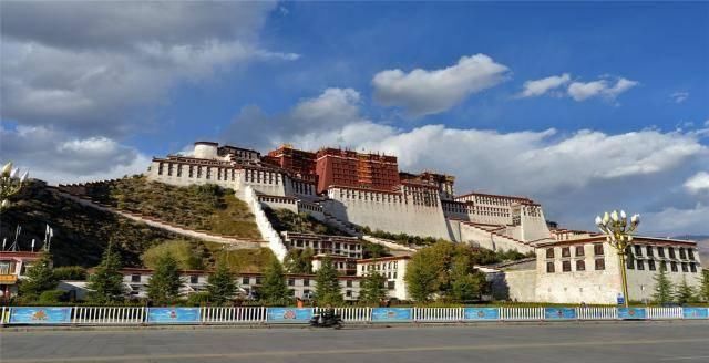 “山顶上的宫殿”西藏的庙宇宫殿为什么大多建在山崖之上?