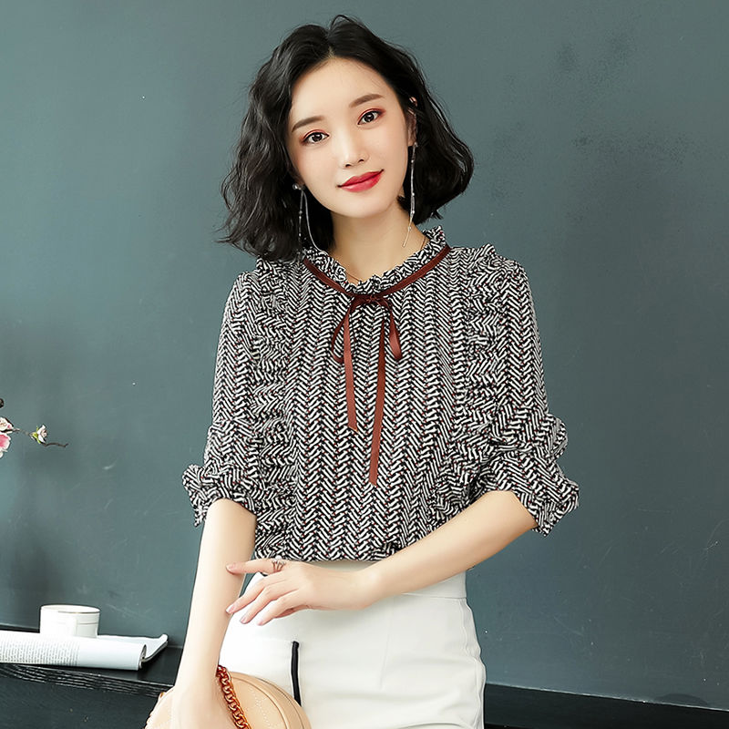 小姨真会打扮，精致小衫+烟管裤，洋气显美嫩，没人看出45岁