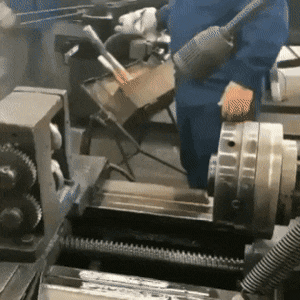 『哥们』搞笑GIF：大姐你别费力气了，这黑人哥们你是搓不白的