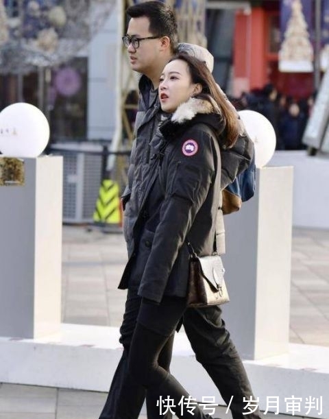  『黑色』街拍：语笑嫣然的小姐姐，一件黑色上衣配紫色休闲裤，青春靓丽美