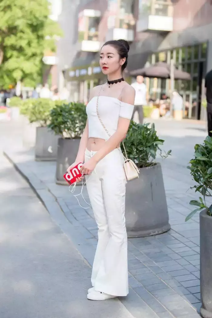 路人街拍，吊带连衣裙这样穿很修身，而且落落大方有气质!
