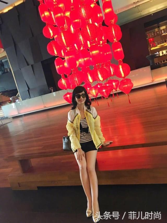 赵雅芝短裤短到大腿根，特意用包包挡住重点，网友：别再装嫩了