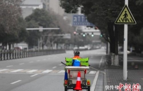  #人影难觅#湖北宜昌街头：橙色的坚守