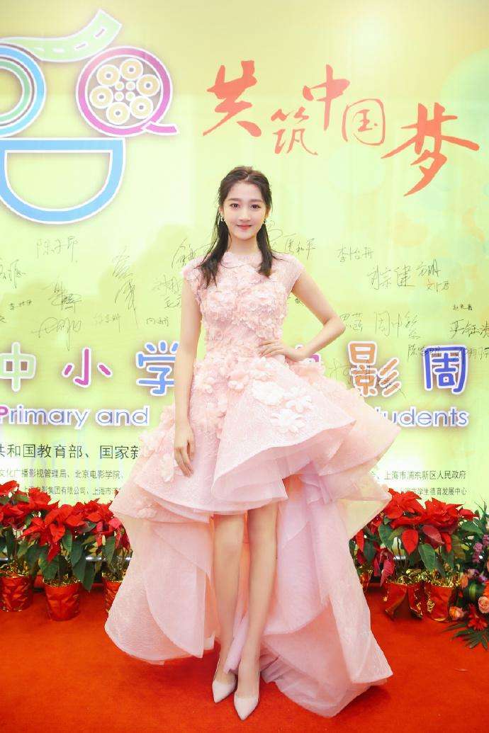 20岁关晓彤胆真大, 穿艳丽红衣性感热舞, 网友: 鹿晗厉害了