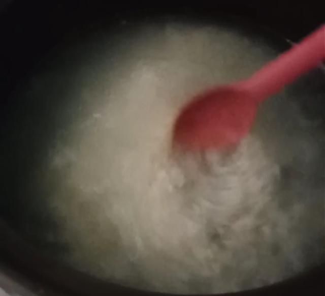  白皙：熬一碗桃花粥，喝了皮肤白皙有光泽度，美容护肤又美容养颜