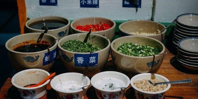 『饭点』成都最接地气的火锅,装修很市井,每到饭点排队的人很多