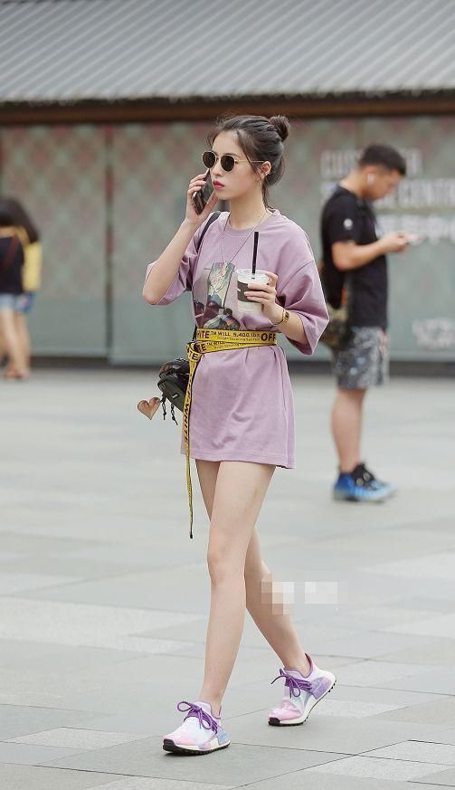 美丽的女人穿着长长的浅紫色T桖