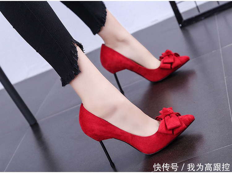 纤细的筷子跟与蝴蝶结结合的高跟鞋