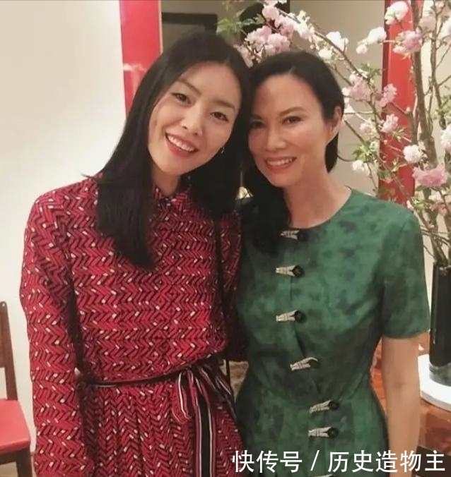 堪称@邓文迪穿旗袍展现东方风韵,成功将身材优势发挥到极致,堪称女神