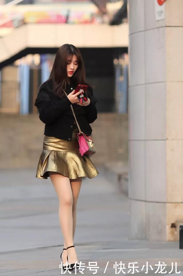  『短款』街拍：美女脚上穿着一双红色的高跟鞋，让双腿看上去更加的迷人
