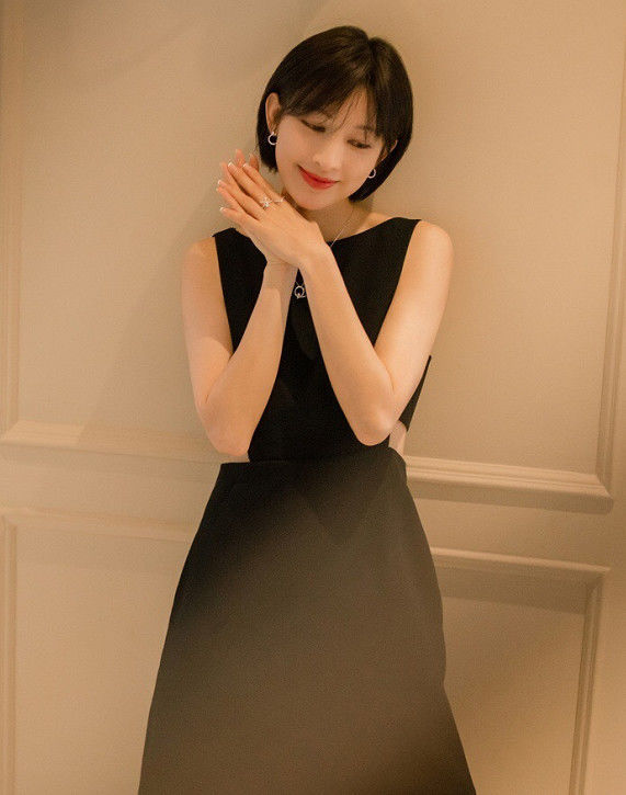 张俪现身机场,几千块吊带裙也能穿出一万三的气场,网友:太会穿