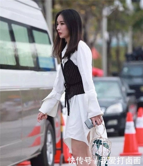 凸显■街拍:穿吊带裙的长腿小姐姐,一个回眸,凸显优雅的女神范