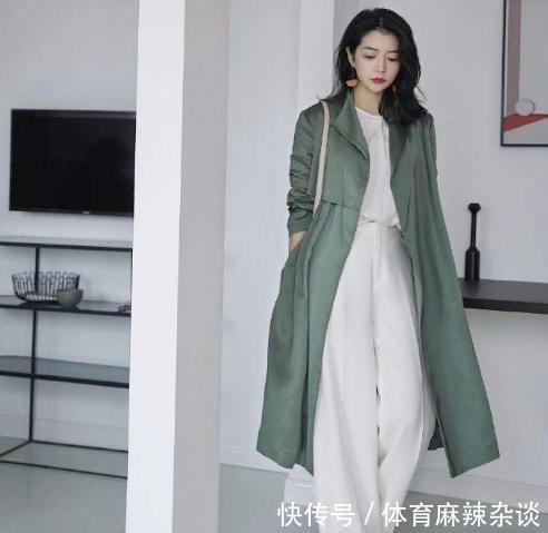  风衣@“见过世面的女人”从不在风衣里面穿裙子，看看三木你就知道了