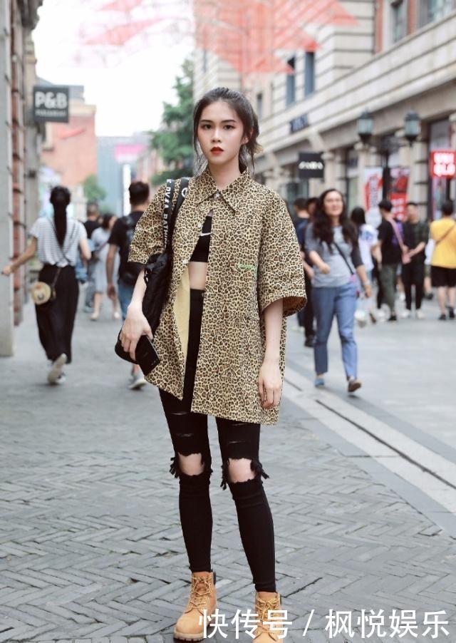  小姐姐■路人街拍，美女俏人可爱，穿清新的碎花裙，很显优雅气质
