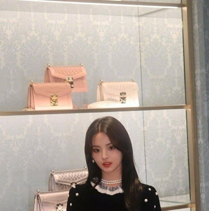  『吴亦凡』四字女星得罪某高层,导致自己热度降低,投票比隔壁一姐反超