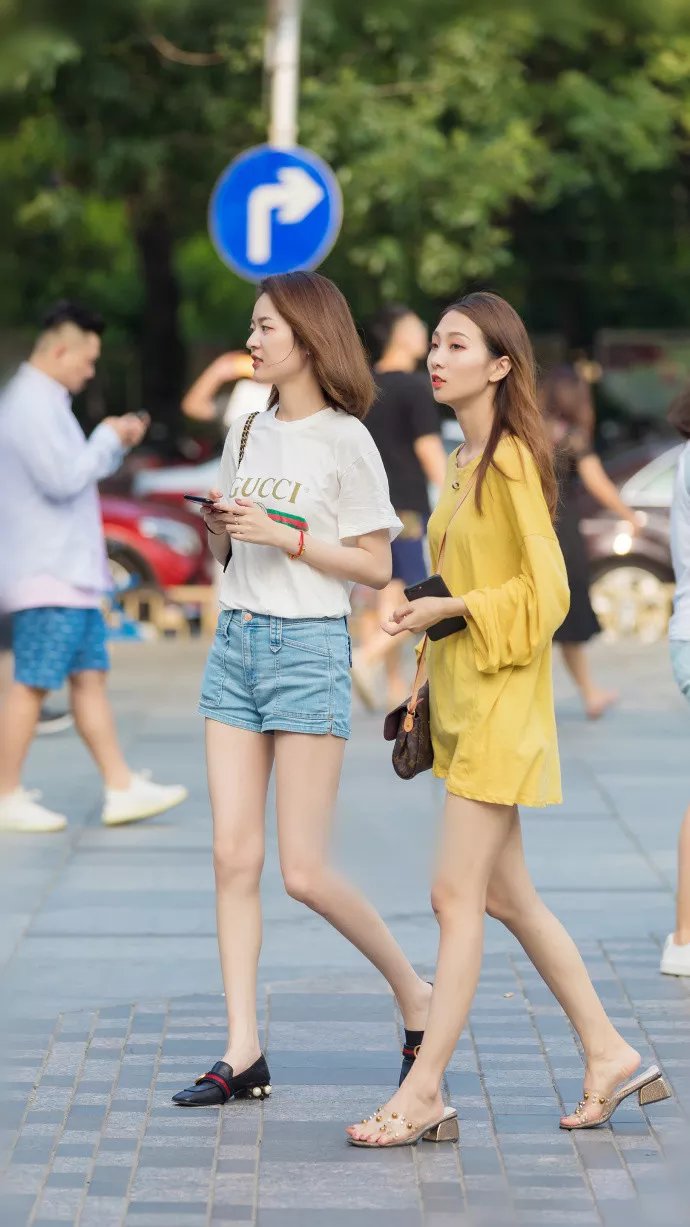 ?路人街拍,可爱小姐姐穿露脐装显露小蛮腰,身姿俏丽,令人心动