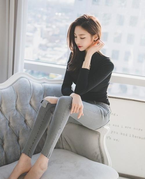 精心搭配的牛仔裤美女，秀出曼妙身形，清秀迷人！