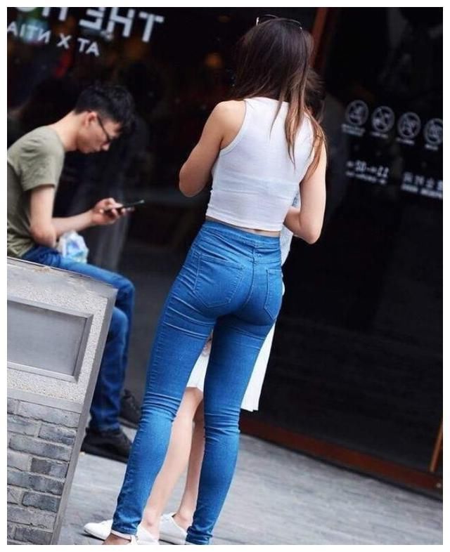 时尚穿搭：穿着牛仔裤的美女，那强大的气场，让人难挡！