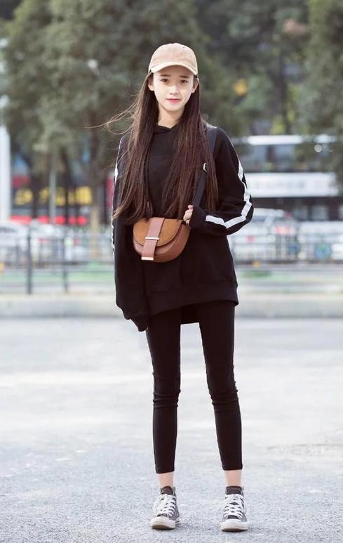 时尚街拍：小姐姐这般可爱，恬静的童颜面孔，让人过目难忘！