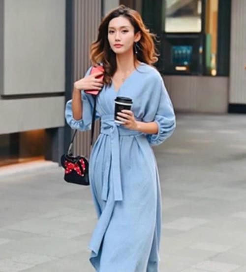  [小姐姐]街拍：丹唇外朗的美女，一条浅蓝色连衣裙，时尚优雅气质迷人