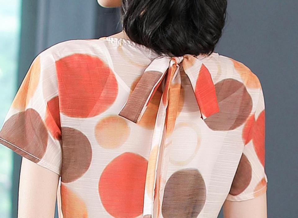 火爆夏季的波点裙，70后阿姨穿上身也毫无违和感，显得人更美