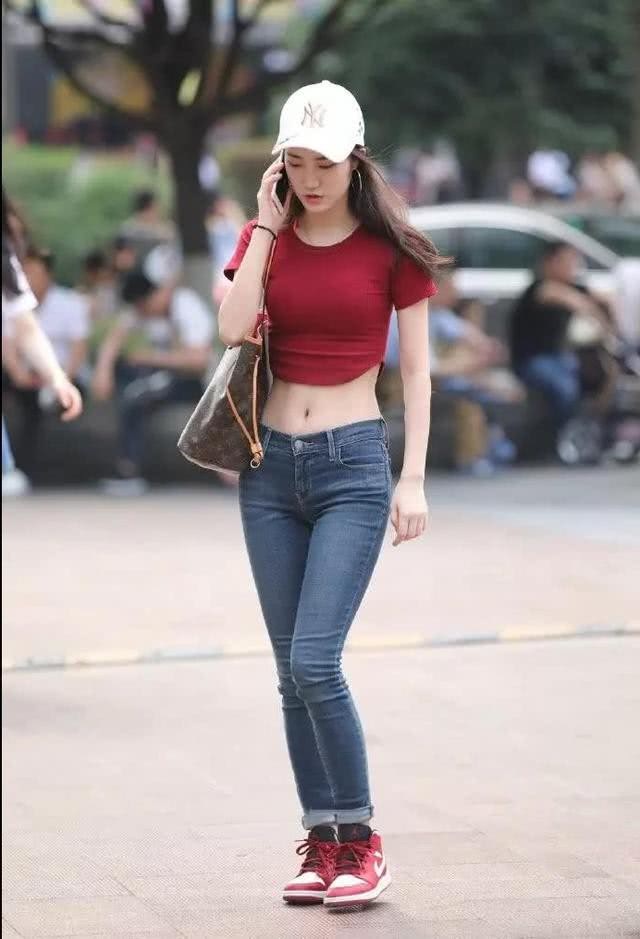 街头尤物如云，小姐姐包臀裙青春妩媚，图6让我难以入睡