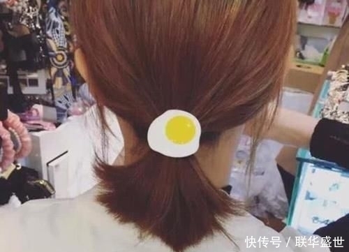 睡觉:睡觉头发“散还是绑”多数女生都搞错了,活该头发“大把掉”