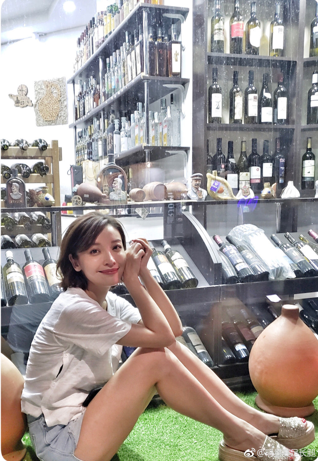 内地女星高晓菲时尚街拍，高跟鞋真的好看 美脚丫更漂亮