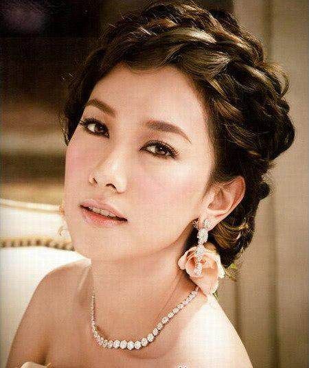 51岁泰国总理英拉:白色紧身打底衫上围傲人,最后一张让人好着迷