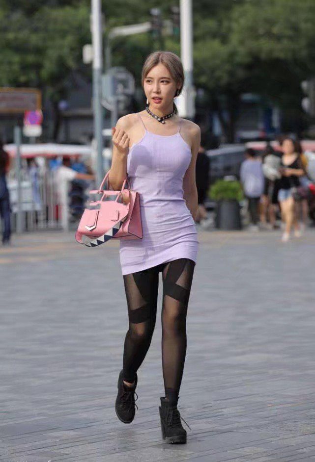 很有韩范的小姐姐,只是在搭配上那条丝袜成了败笔