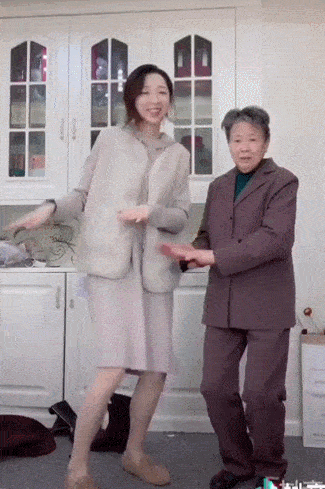#竟然#中国奶奶们竟然都不知道自己这么时髦,孙女儿们都开始偷她们衣服穿了!