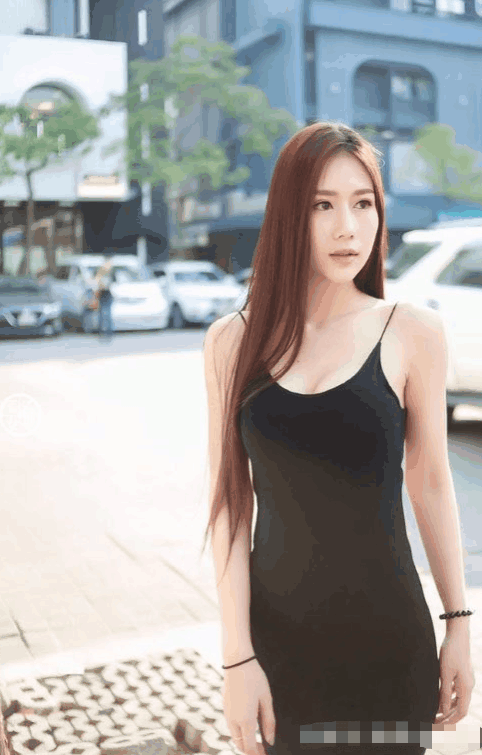 街拍：小姐姐身材曼妙美腿吸睛，温柔的味道！