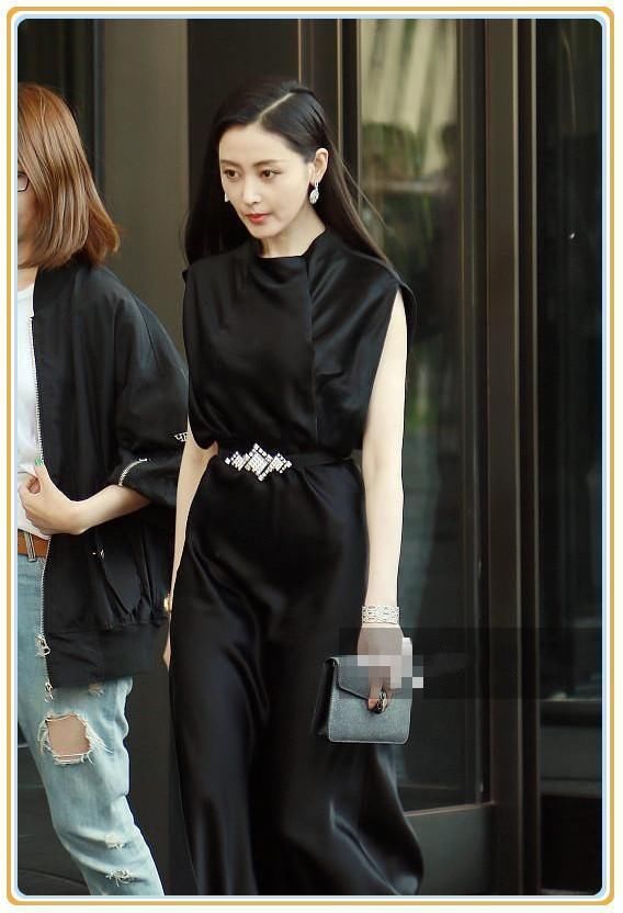 张天爱一袭黑色长裙华丽现身，却被助理紧身T抢镜，网友：尴尬不