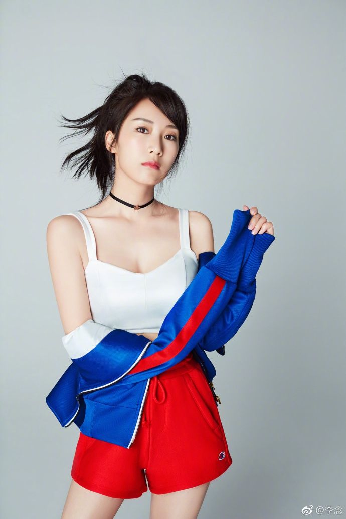 阔太李念最新写真曝光，大秀蛮腰身材好，网友:满屏的青春活力